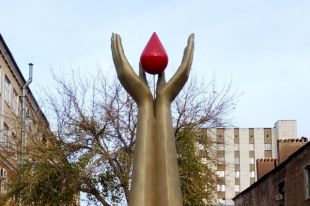 Список неудачных скульптур на Советской пополнился мемориалом в честь доноров.