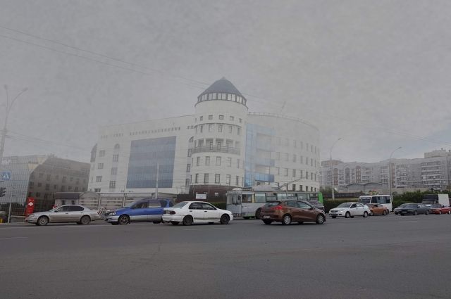 Жители Новосибирска пожаловались на дымку и неприятный запах