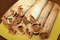 Любимый десерт детства: рецепт трубочек со сгущенкой