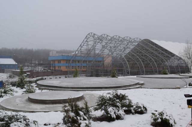 В Мурманске завершается строительство крытого хоккейного корта и лыжероллерной трассы.