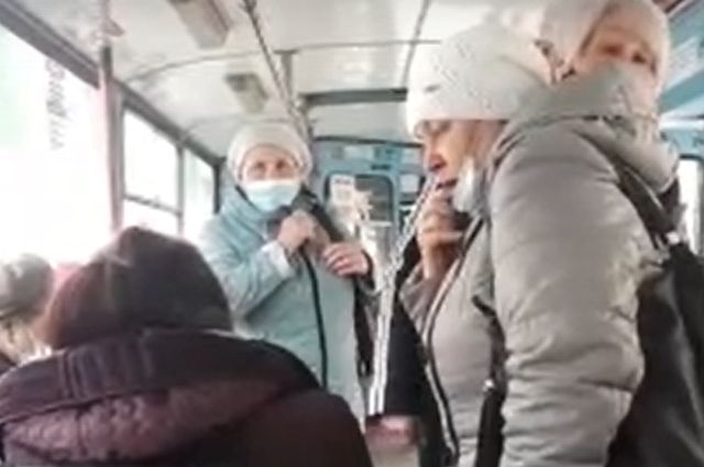 В Новосибирске пассажиры троллейбуса накинулись на женщину без маски