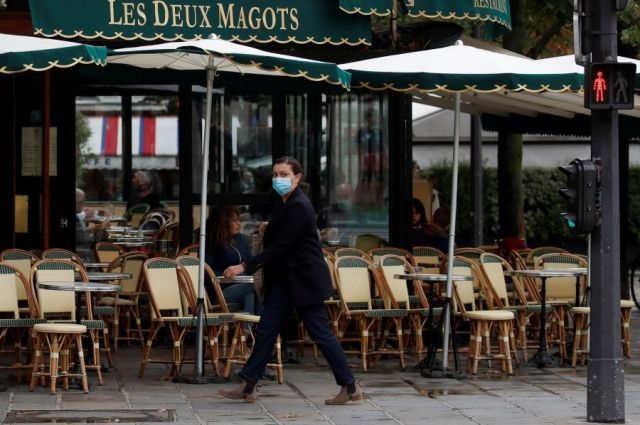Во Франции вводят комендантский час еще в 38 департаментах
