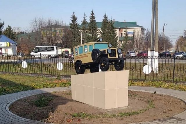 Осужденные сделали памятник для работников скорой помощи