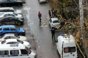 Мужчина выпал из окна дома в Новосибирске.