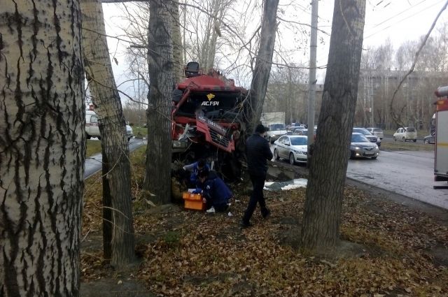 В Кировском районе Новосибирска грузовик столкнулся с деревом
