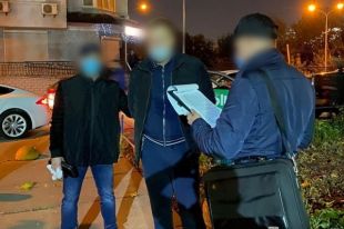 В Киеве прокурор и полицейский требовали 10 тыс. долларов взятки