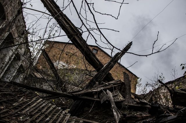 В Омске назвали причину обрушения стены жилого дома