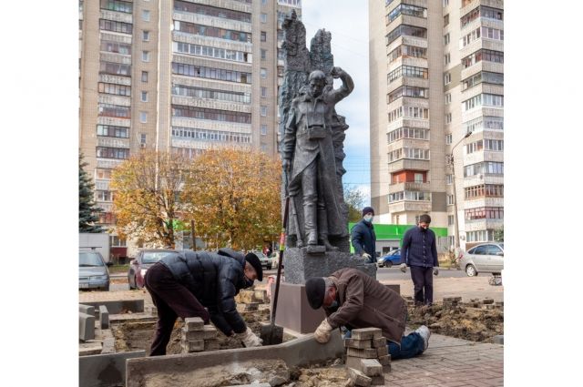 Волонтеры МГОКа обустраивают территорию памятника героям-ликвидаторам