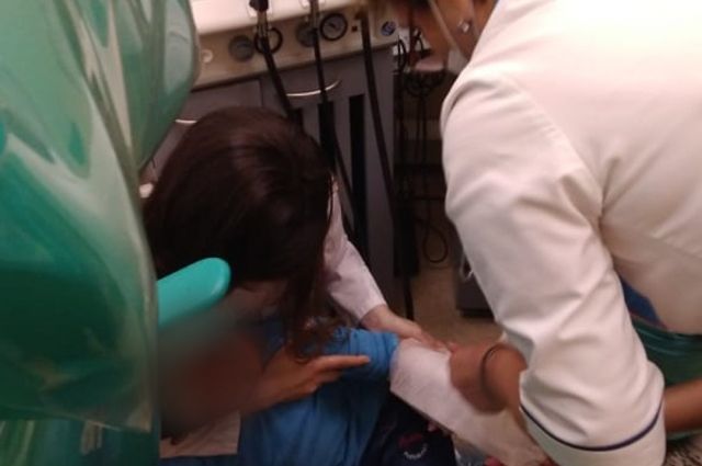 Спасатели достали руку ребенка из кресла в стоматологии в Новосибирске