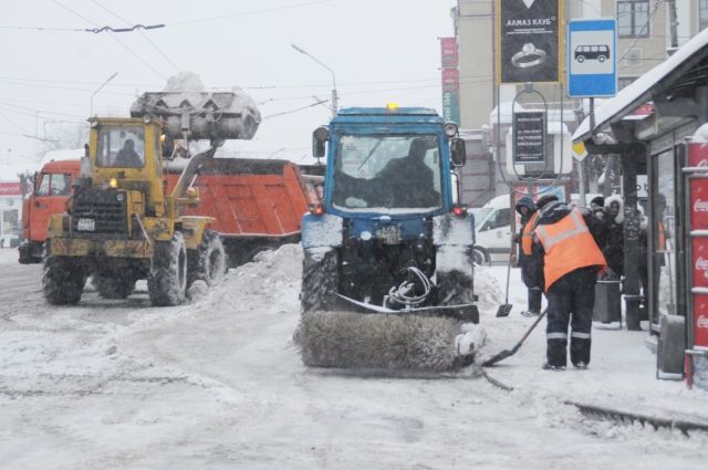 Дорожная техника вышла на уборку улиц в Челябинске во время снегопада