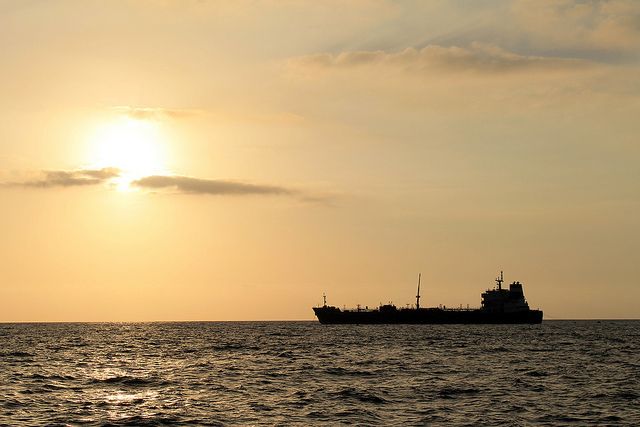 Шедший в Ростов нефтяной танкер взорвался в Азовском море
