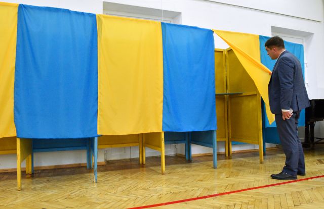 На Украине проходит голосование на местных выборах