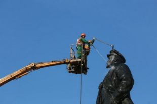 Реконструкция памятника не заврешена.