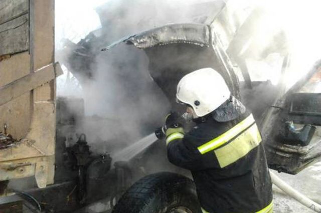 Пожарные потушили загоревшийся автомобиль в Новосибирске
