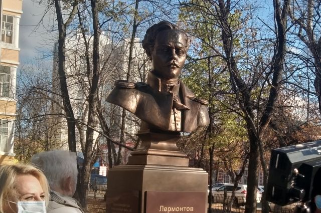 На памятнике Лермонтову в Ульяновске перепутали знаки препинания и инициалы
