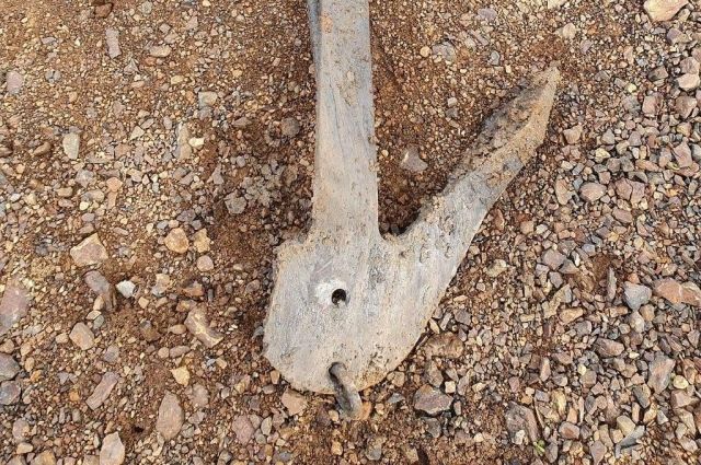 На берегу Искитимки в Кемерове нашли якорь возрастом около 100 лет