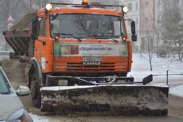 На улицы Барнаула вышли убирать снег более 100 единиц спецтехники