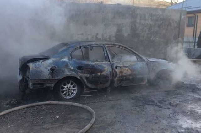 В Заволжском районе Ульяновска сгорела иномарка, пострадал человек