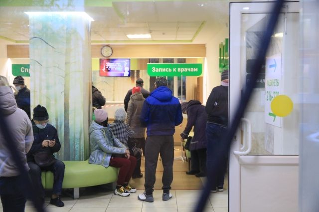 В Тутаеве и Ростове жители жалуются на огромные очереди в поликлиниках