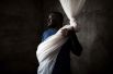 Мужчина, перенесший заболевание лихорадкой Эбола. 3-е место в категории «Главные новости» за серию фотографий о борьбе Конго со вспышкой лихорадки. 