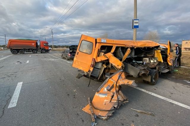 В Тольятти самосвал Scania разворотил маршрутку № 211, пострадали 5 человек