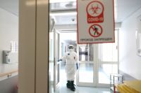 В инфекционном отделении Куйбышевской ЦРБ не хватает мест: пациенты с коронавирусом вынуждены лежать на лестничной клетке. 