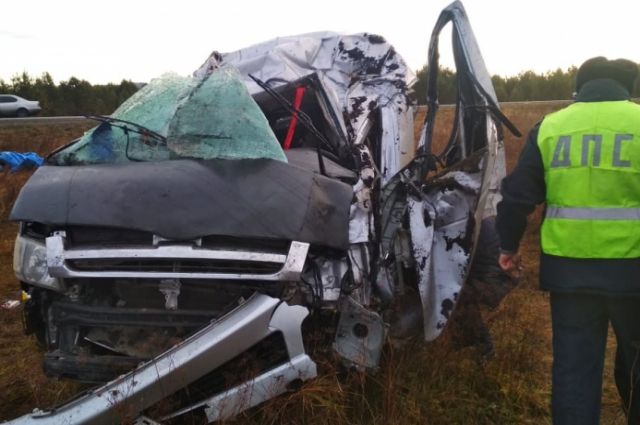 На 497 км автодороги Р-257 «Енисей» 31-летний водитель автомобиля «Тойота Хайс» не справился с управлением, в результате микроавтобус опрокинулся в кювет. 