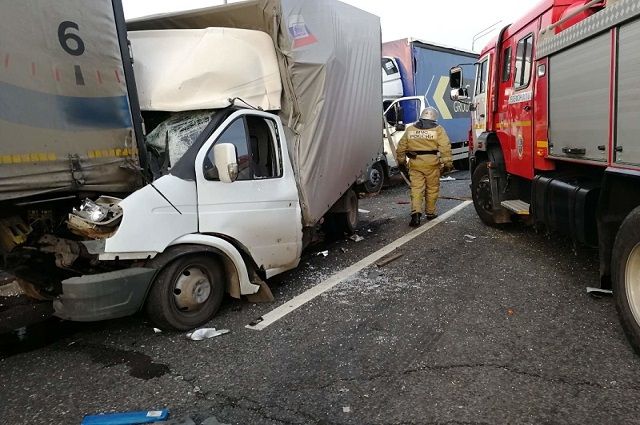 В тройном ДТП у Вязников водитель оказался заблокирован в кабине грузовика