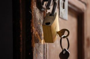 Спасателям пришлось взломать дверь, чтобы попасть в запертую изнутри квартиру. Первой в комнату вошла мать и обнаружила дочь мертвой.