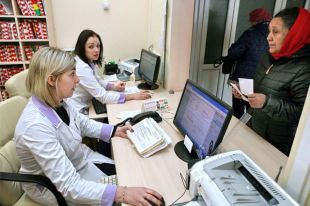 В поликлиниках скопились очереди.