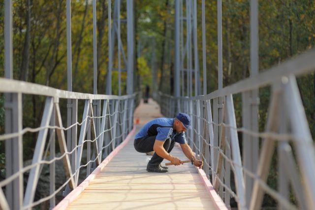 В столице Адыгеи завершается ремонт пешеходного моста через реку Белую