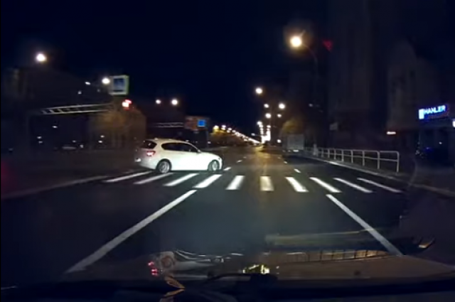 В Тольятти пьяного водителя BMW, удиравшего от ДПС, занесло на бордюр