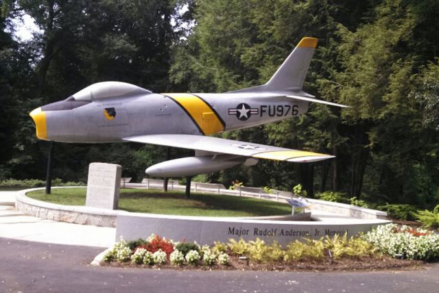 Памятник майору Андерсону установлен в парке «Кливленд», в Гринвилле. На памятнике установлен F-86 «Сейбр». На самолёте этого типа Андерсон летал во время Корейской войны.