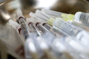 Пандемия завершится, если привить 70% населения.
