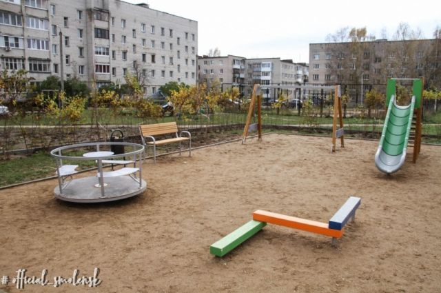 Детскую площадку на улице Кловской в Смоленске заканчивают устанавливать