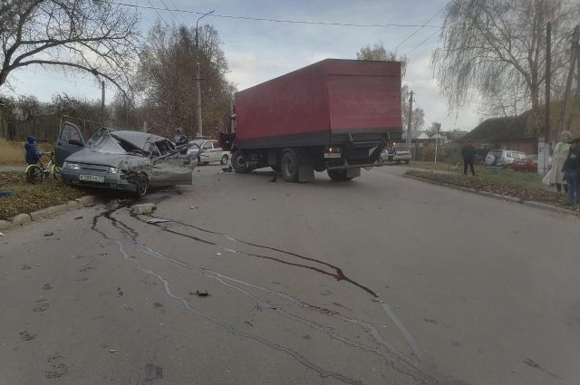 В Богородицке водитель грузовика врезался в ВАЗ