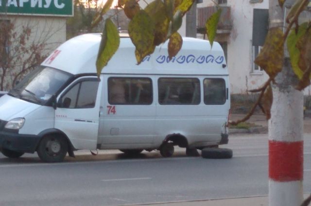 На проспекте Гая в Ульяновске маршрутка потеряла колесо