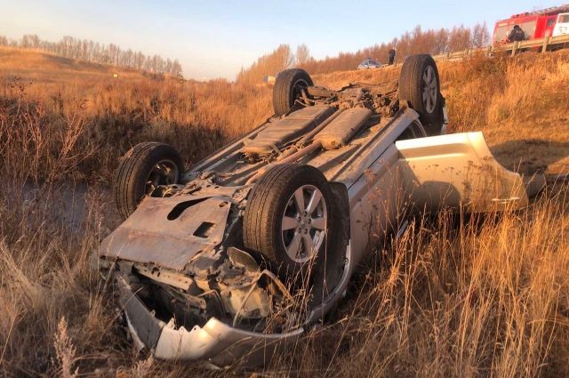 На саратовской трассе скончался пассажир в перевернувшейся иномарке
