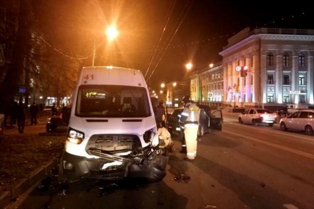 В центре Чебоксар в ДТП с маршруткой пострадали пять человек