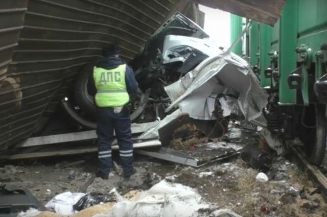 В страшной аварии на окраине Омска погибли два человека