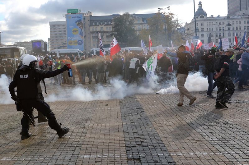 Демонстранты, выступающие против изоляции, в Варшаве, Польша.