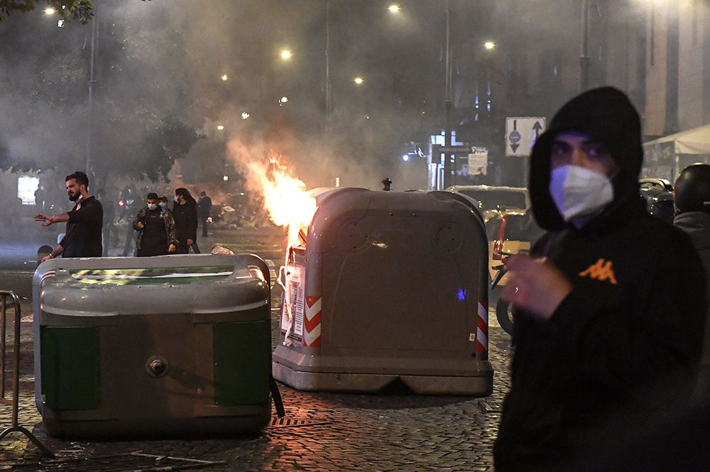 Массовые протесты против комендантского часа в Неаполе, Италия.