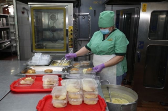 В Иркутске доставляют горячие обеды медикам, борющимся с COVID-19