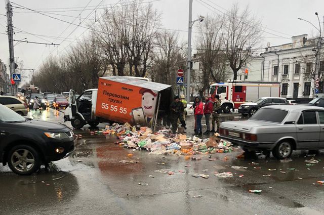 В Барнауле автобус врезался в грузовую «Газель»