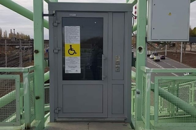 В Саратове заработал лифт для инвалидов на Трофимовском мосту