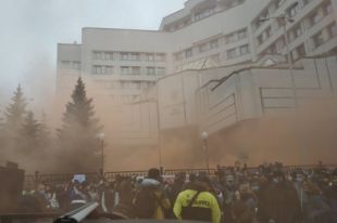 В Киеве у здания КСУ проходит акция протеста