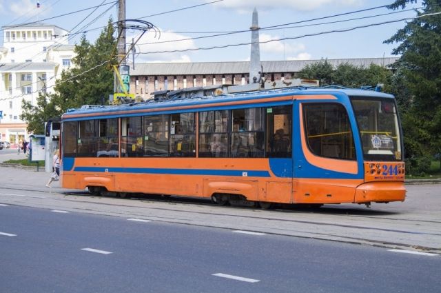 Автомобиль ГАЗ и трамвай столкнулись в Смоленске