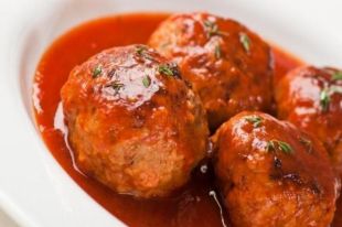 Блюдо для повседневного меню: мясные тефтели в томатном соусе
