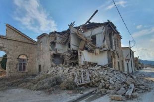 В Турции и Греции сообщили о погибших от мощного землетрясения