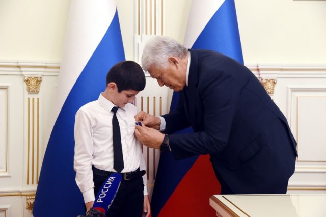 Школьник из Дагестана награжден медалью Совета Федерации